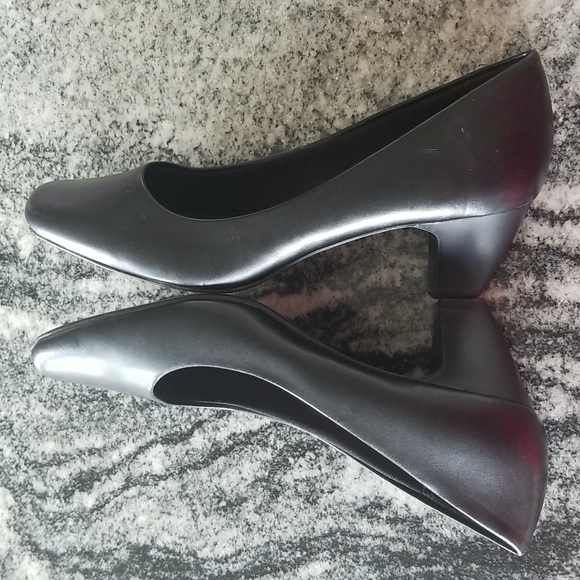 ***Sold*** Comfort Plus Classic Black Low Heel Sz 7 - Picture 4 of 8